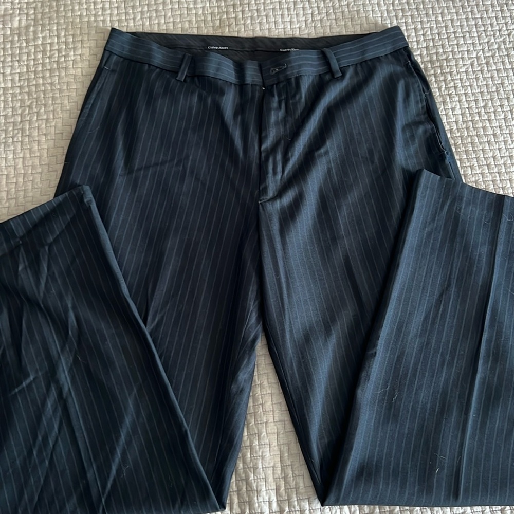 Men’s Calvin Klein 36/32 pinstriped pant.